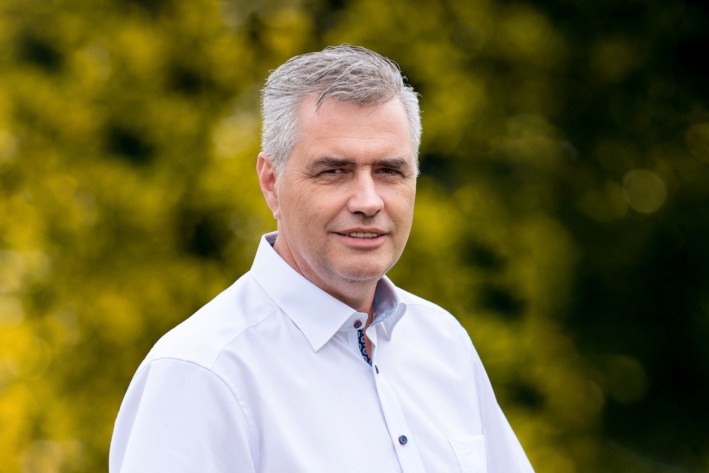 Hemmer Karl mit Hintergrund