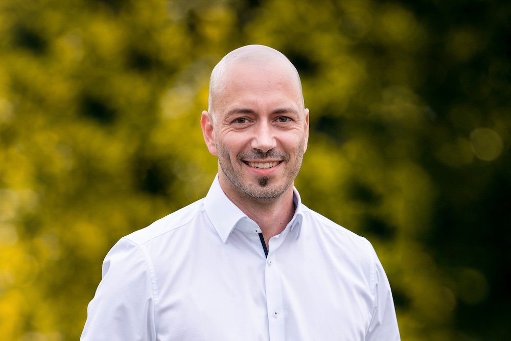 Neukirchner Andreas mit Hintergrund